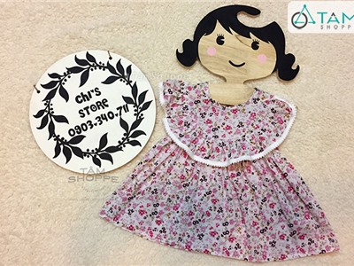 Bảng hiệu gỗ Chi's Store + móc treo áo quần trẻ em Handcraft